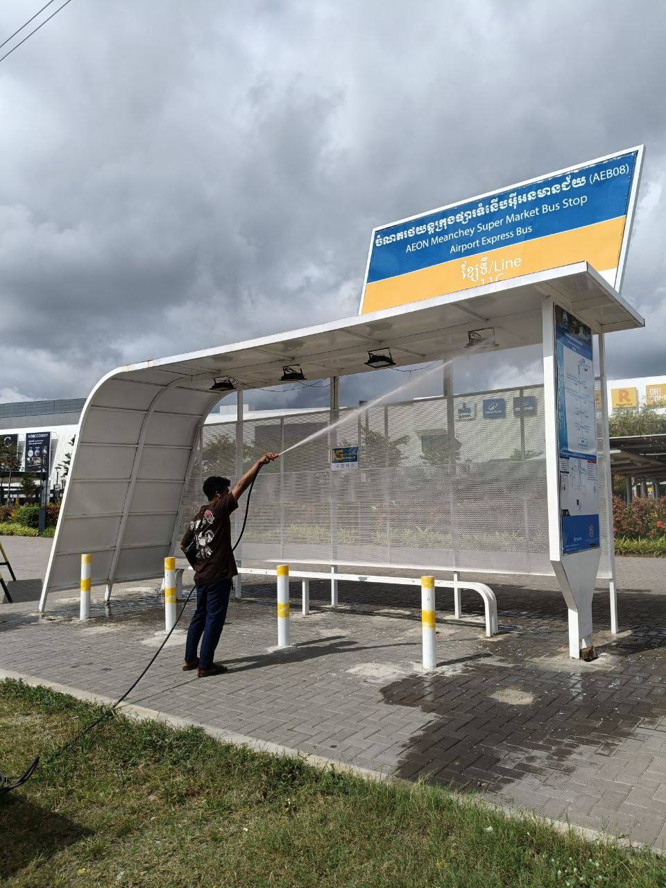  សកម្មភាពក្រុមការងាររដ្ឋាករស្វយ័តដឹកជញ្ជូនសាធារណៈរថយន្តក្រុង (City Bus ) បានចុះសម្អាតតាមស្ថានីយ ចំណតជម្រករង់ចាំ (Bus Shelter) និងចំណតរង់ចាំ (Bus Stop)  ដើម្បីសម្អាតអនាម័យ ឱ្យមានសោភ័ណ្ឌភាព និងបរិស្ថានស្អាតបរិសុទ្ធ ជូនដល់ប្រជាពលរដ្ឋដែលមកទទួលសេវារថយន្តក្រុងសាធារណៈ ។   - image 6