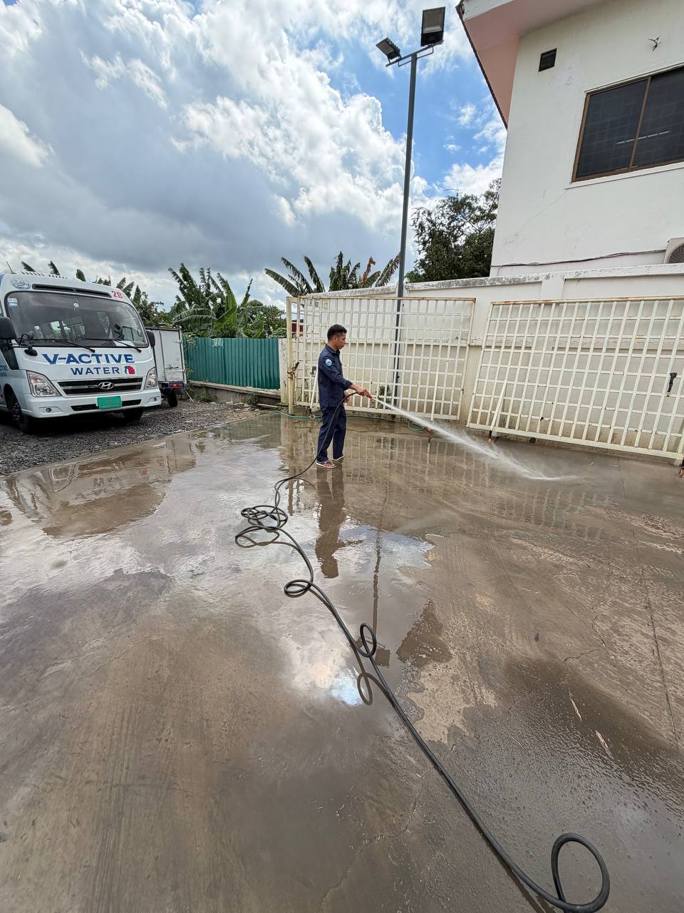  សកម្មភាពក្រុមការងាររដ្ឋាករស្វយ័តដឹកជញ្ជូនសាធារណៈរថយន្តក្រុង (City Bus ) បានចុះសម្អាតតាមស្ថានីយ ចំណតជម្រករង់ចាំ (Bus Shelter) និងចំណតរង់ចាំ (Bus Stop)  ដើម្បីសម្អាតអនាម័យ ឱ្យមានសោភ័ណ្ឌភាព និងបរិស្ថានស្អាតបរិសុទ្ធ ជូនដល់ប្រជាពលរដ្ឋដែលមកទទួលសេវារថយន្តក្រុងសាធារណៈ ។   - image 7