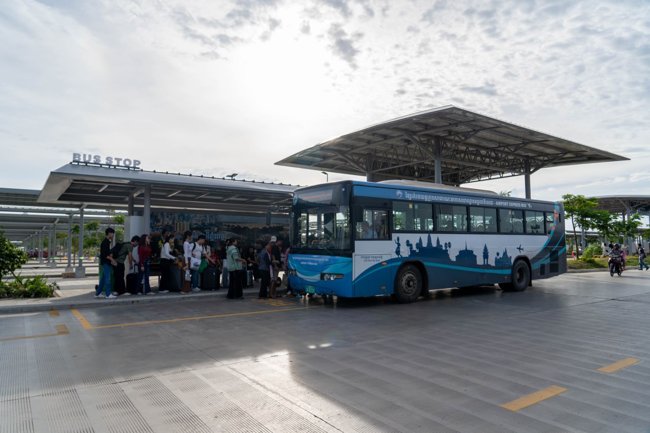 ទិដ្ឋភាព និងសកម្មភាព អ្នកដំណើរជាតិ និងអន្ដរជាតិ មកទទួលសេវារថយន្ដក្រុងសាធារណ:ទៅអាកាសយានដ្ឋានអន្ដរជាតិតេជោ តាមរយ:ខ្សែរត់រថយន្ដក្រុង អាកាសយានដ្ឋានអន្ដរជាតិតេជោ - Airport Express Bus ។

សូមជូនពរការធ្វើដំណើរប្រកបដោយស្នាមញញឹម សុខសុវត្ថិភាព និងផាសុកភាព។