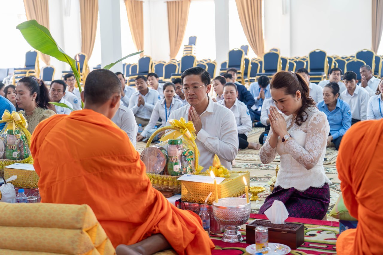 រដ្ឋាករស្វយ័តដឹកជញ្ជូនសាធារណៈរថយន្តក្រុង (City Bus) រាជធានីភ្នំពេញ រៀបចំពិធីសូត្រមន្ដប្រោះព្រំប្រសិទ្ធពរជ័យសិរីសួស្តី ដល់មន្រ្តីរាជការ និងបុគ្គលិក លើករាសីឆ្នាំថ្មី ឆ្នាំមមី អដ្ឋស័ក ព.ស ២៥៧០ គ.ស.២០២៦ - image 10