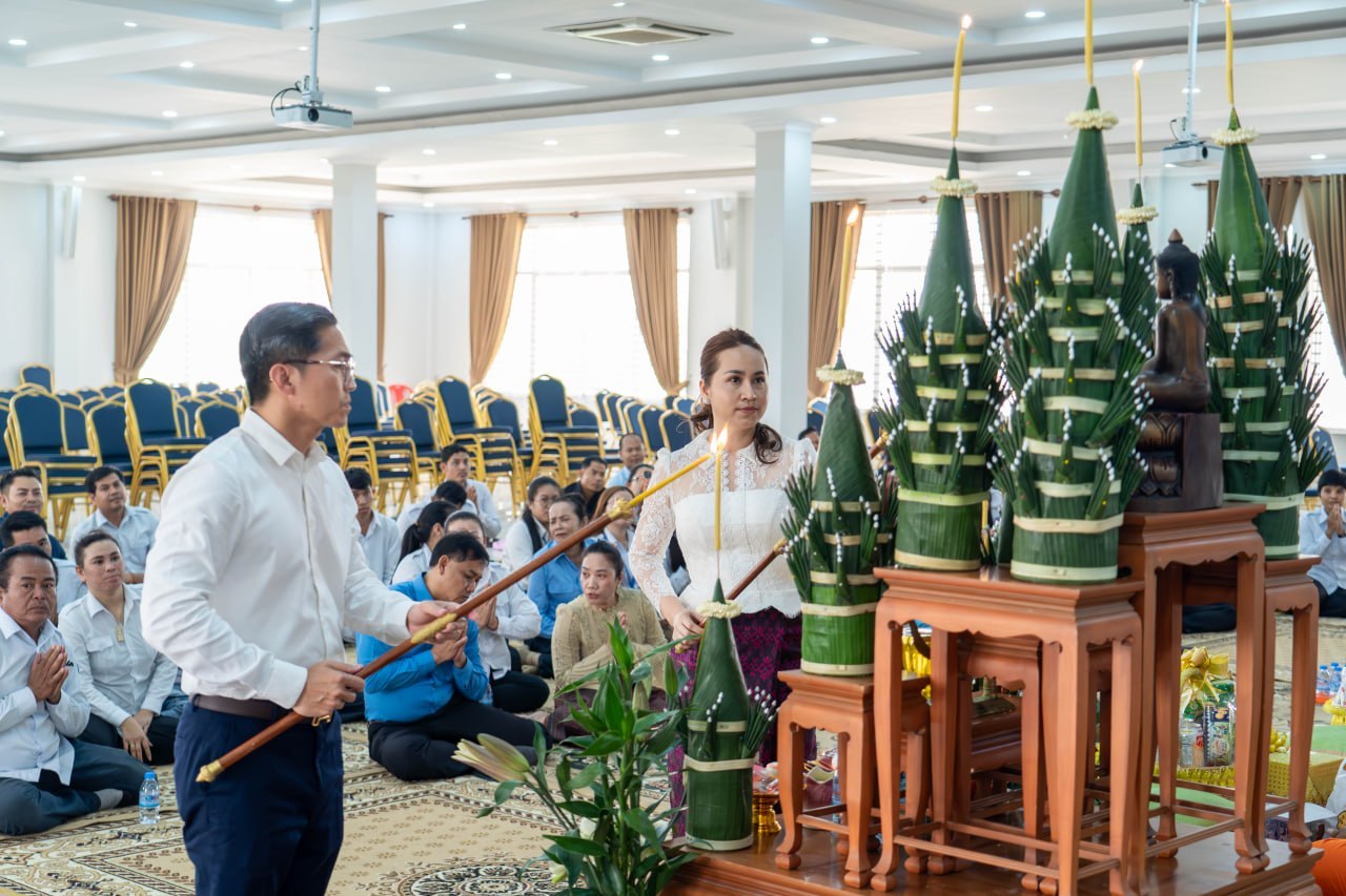 រដ្ឋាករស្វយ័តដឹកជញ្ជូនសាធារណៈរថយន្តក្រុង (City Bus) រាជធានីភ្នំពេញ រៀបចំពិធីសូត្រមន្ដប្រោះព្រំប្រសិទ្ធពរជ័យសិរីសួស្តី ដល់មន្រ្តីរាជការ និងបុគ្គលិក លើករាសីឆ្នាំថ្មី ឆ្នាំមមី អដ្ឋស័ក ព.ស ២៥៧០ គ.ស.២០២៦ - image 2