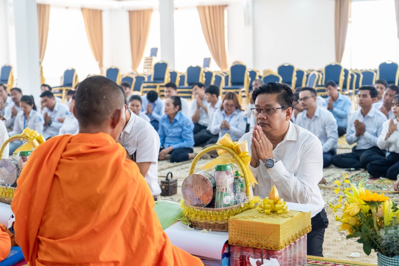រដ្ឋាករស្វយ័តដឹកជញ្ជូនសាធារណៈរថយន្តក្រុង (City Bus) រាជធានីភ្នំពេញ រៀបចំពិធីសូត្រមន្ដប្រោះព្រំប្រសិទ្ធពរជ័យសិរីសួស្តី ដល់មន្រ្តីរាជការ និងបុគ្គលិក លើករាសីឆ្នាំថ្មី ឆ្នាំមមី អដ្ឋស័ក ព.ស ២៥៧០ គ.ស.២០២៦ - image 15