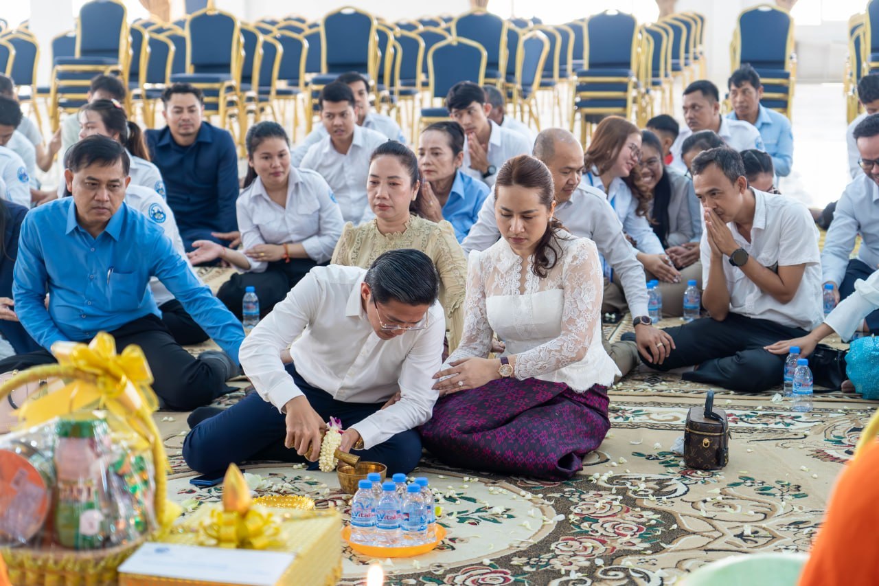 រដ្ឋាករស្វយ័តដឹកជញ្ជូនសាធារណៈរថយន្តក្រុង (City Bus) រាជធានីភ្នំពេញ រៀបចំពិធីសូត្រមន្ដប្រោះព្រំប្រសិទ្ធពរជ័យសិរីសួស្តី ដល់មន្រ្តីរាជការ និងបុគ្គលិក លើករាសីឆ្នាំថ្មី ឆ្នាំមមី អដ្ឋស័ក ព.ស ២៥៧០ គ.ស.២០២៦ - image 4