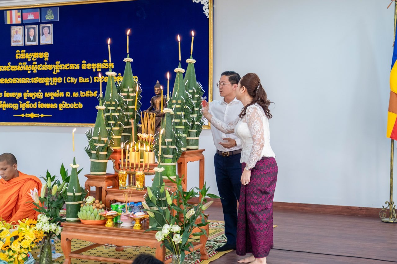 រដ្ឋាករស្វយ័តដឹកជញ្ជូនសាធារណៈរថយន្តក្រុង (City Bus) រាជធានីភ្នំពេញ រៀបចំពិធីសូត្រមន្ដប្រោះព្រំប្រសិទ្ធពរជ័យសិរីសួស្តី ដល់មន្រ្តីរាជការ និងបុគ្គលិក លើករាសីឆ្នាំថ្មី ឆ្នាំមមី អដ្ឋស័ក ព.ស ២៥៧០ គ.ស.២០២៦ - image 5