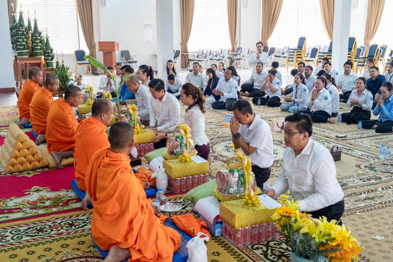 រដ្ឋាករស្វយ័តដឹកជញ្ជូនសាធារណៈរថយន្តក្រុង (City Bus) រាជធានីភ្នំពេញ រៀបចំពិធីសូត្រមន្ដប្រោះព្រំប្រសិទ្ធពរជ័យសិរីសួស្តី ដល់មន្រ្តីរាជការ និងបុគ្គលិក លើករាសីឆ្នាំថ្មី ឆ្នាំមមី អដ្ឋស័ក ព.ស ២៥៧០ គ.ស.២០២៦ - image 8