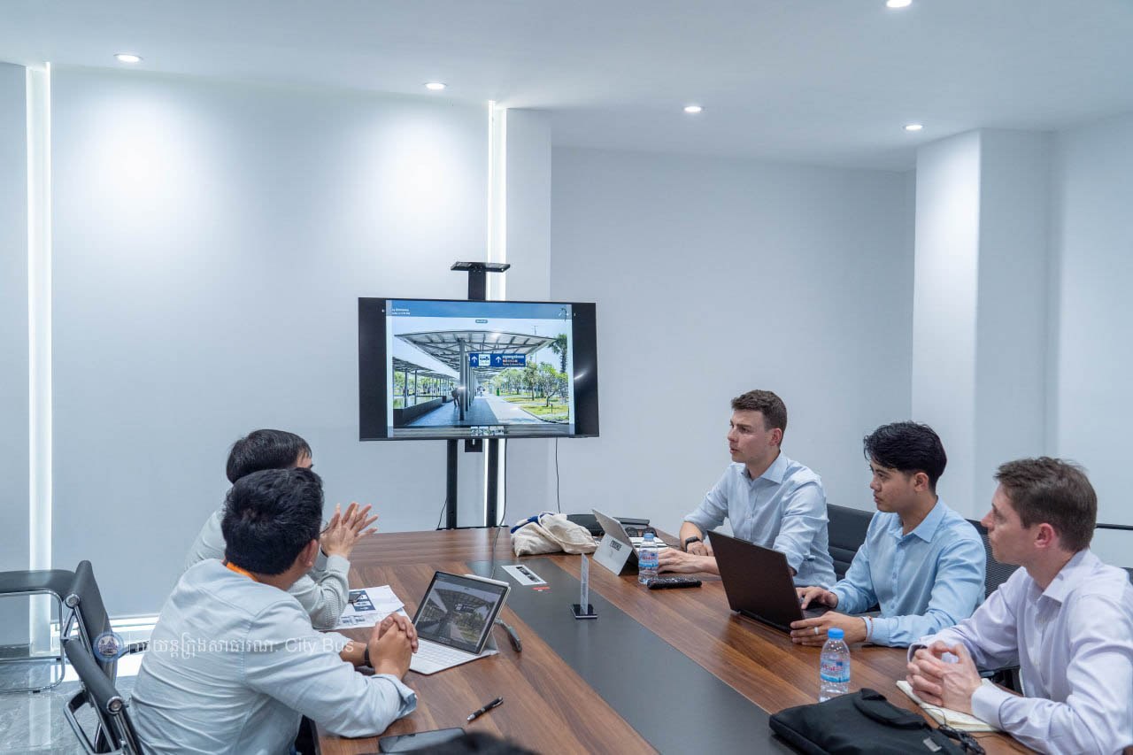 ពិធីចុះហត្ថលេខា លើឯកសារ​កិច្ច​សហប្រតិបត្តិការ​អនុវត្ត​គម្រោង​កែលម្អ​ប្រសិទ្ធភាព​សេវា​រថយន្ត​ក្រុង​សាធារណៈ​សម្រាប់​ខ្សែ​រត់​ទៅ​អាកាសយានដ្ឋាន​អន្តរជាតិ​តេជោ​ Airport Express Bus - image 20