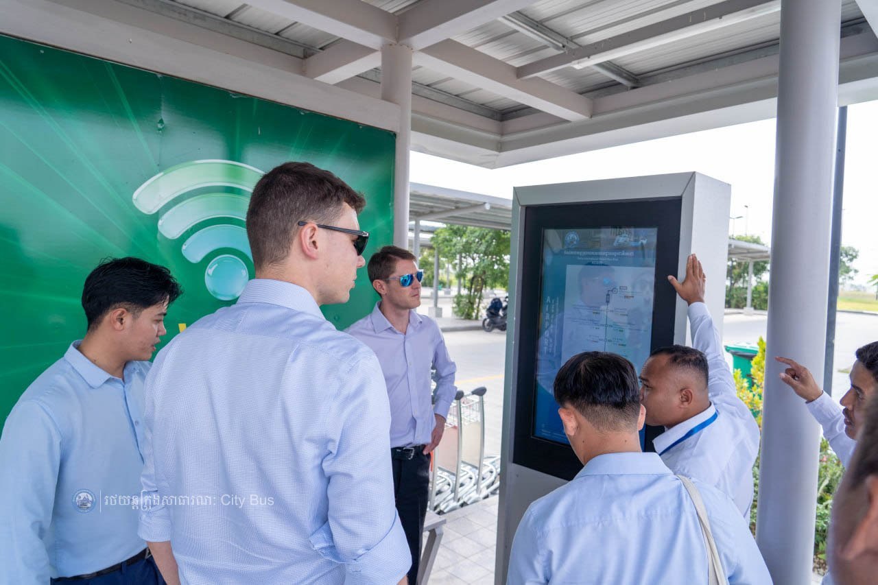 ពិធីចុះហត្ថលេខា លើឯកសារ​កិច្ច​សហប្រតិបត្តិការ​អនុវត្ត​គម្រោង​កែលម្អ​ប្រសិទ្ធភាព​សេវា​រថយន្ត​ក្រុង​សាធារណៈ​សម្រាប់​ខ្សែ​រត់​ទៅ​អាកាសយានដ្ឋាន​អន្តរជាតិ​តេជោ​ Airport Express Bus - image 22