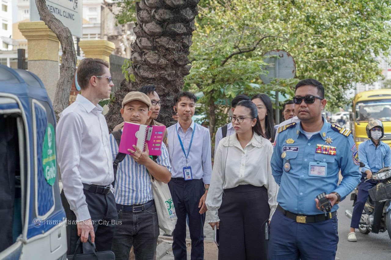 ពិធីចុះហត្ថលេខា លើឯកសារ​កិច្ច​សហប្រតិបត្តិការ​អនុវត្ត​គម្រោង​កែលម្អ​ប្រសិទ្ធភាព​សេវា​រថយន្ត​ក្រុង​សាធារណៈ​សម្រាប់​ខ្សែ​រត់​ទៅ​អាកាសយានដ្ឋាន​អន្តរជាតិ​តេជោ​ Airport Express Bus - image 25