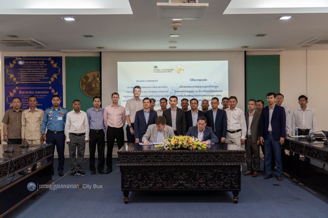 ពិធីចុះហត្ថលេខា លើឯកសារ​កិច្ច​សហប្រតិបត្តិការ​អនុវត្ត​គម្រោង​កែលម្អ​ប្រសិទ្ធភាព​សេវា​រថយន្ត​ក្រុង​សាធារណៈ​សម្រាប់​ខ្សែ​រត់​ទៅ​អាកាសយានដ្ឋាន​អន្តរជាតិ​តេជោ​ Airport Express Bus - image 4