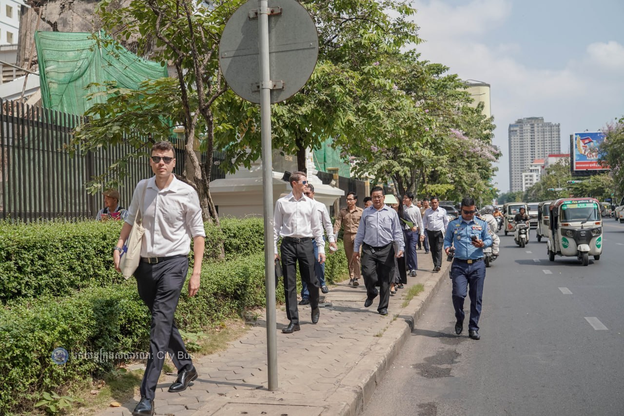 ពិធីចុះហត្ថលេខា លើឯកសារ​កិច្ច​សហប្រតិបត្តិការ​អនុវត្ត​គម្រោង​កែលម្អ​ប្រសិទ្ធភាព​សេវា​រថយន្ត​ក្រុង​សាធារណៈ​សម្រាប់​ខ្សែ​រត់​ទៅ​អាកាសយានដ្ឋាន​អន្តរជាតិ​តេជោ​ Airport Express Bus - image 33