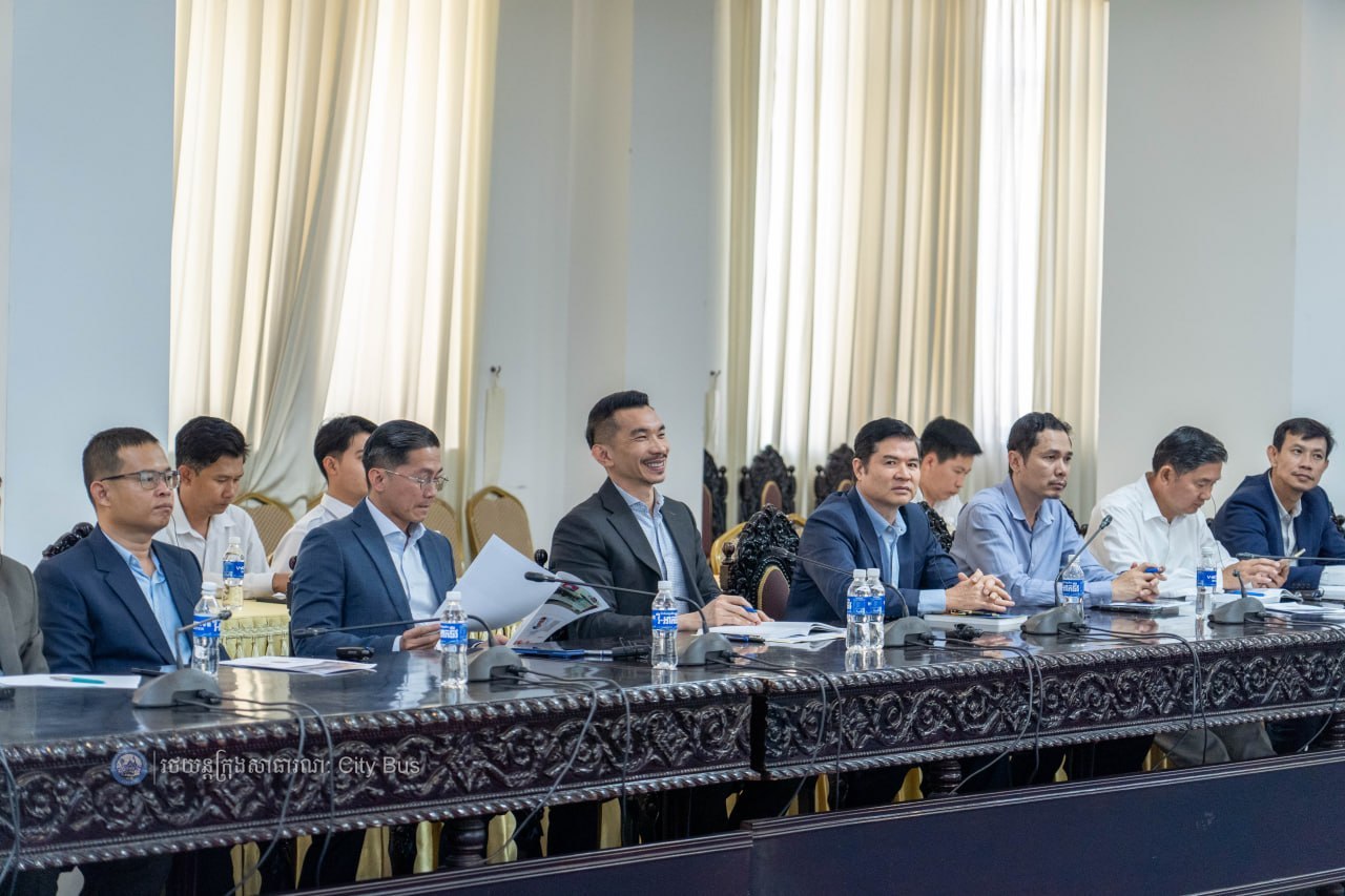 ពិធីចុះហត្ថលេខា លើឯកសារ​កិច្ច​សហប្រតិបត្តិការ​អនុវត្ត​គម្រោង​កែលម្អ​ប្រសិទ្ធភាព​សេវា​រថយន្ត​ក្រុង​សាធារណៈ​សម្រាប់​ខ្សែ​រត់​ទៅ​អាកាសយានដ្ឋាន​អន្តរជាតិ​តេជោ​ Airport Express Bus - image 5