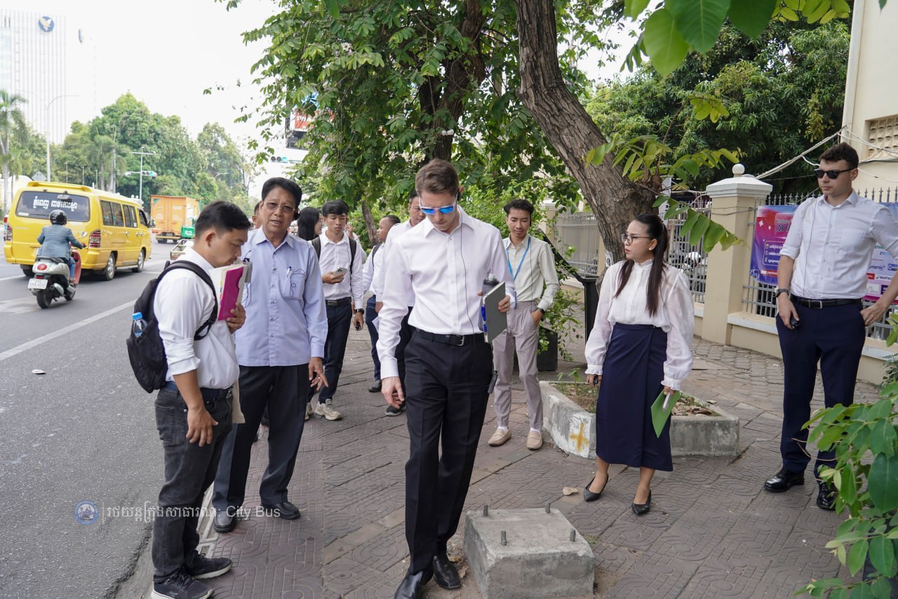 ពិធីចុះហត្ថលេខា លើឯកសារ​កិច្ច​សហប្រតិបត្តិការ​អនុវត្ត​គម្រោង​កែលម្អ​ប្រសិទ្ធភាព​សេវា​រថយន្ត​ក្រុង​សាធារណៈ​សម្រាប់​ខ្សែ​រត់​ទៅ​អាកាសយានដ្ឋាន​អន្តរជាតិ​តេជោ​ Airport Express Bus - image 47