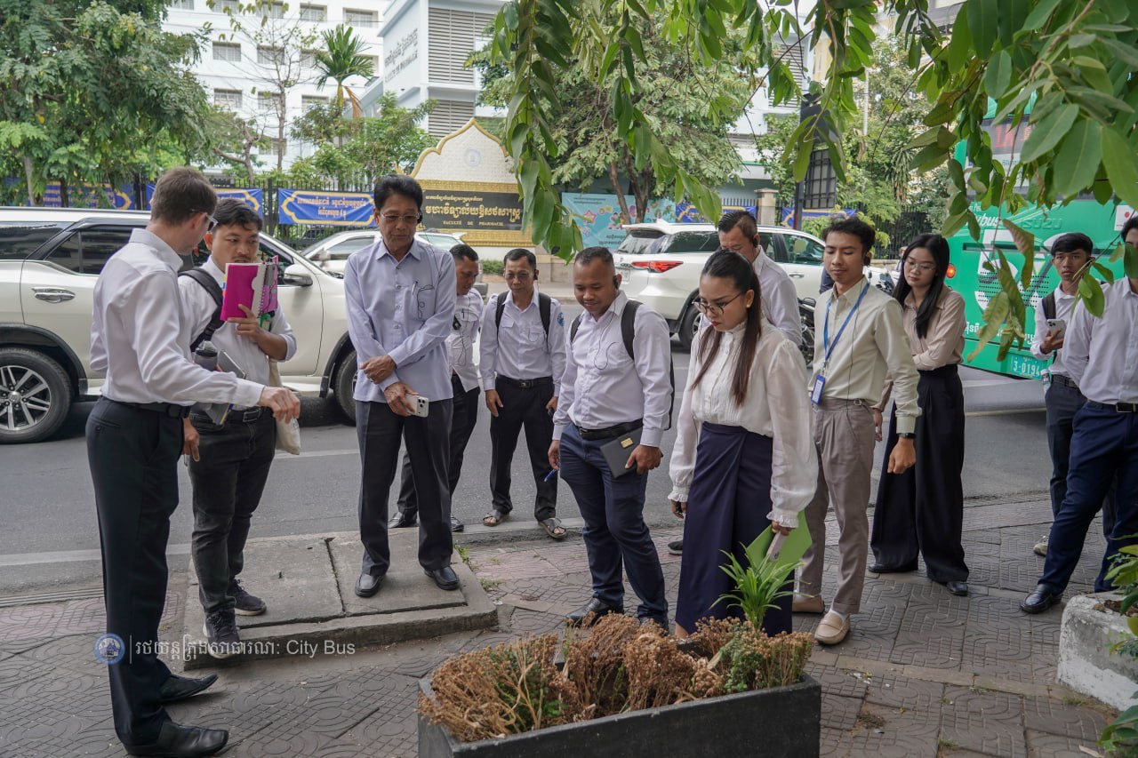 ពិធីចុះហត្ថលេខា លើឯកសារ​កិច្ច​សហប្រតិបត្តិការ​អនុវត្ត​គម្រោង​កែលម្អ​ប្រសិទ្ធភាព​សេវា​រថយន្ត​ក្រុង​សាធារណៈ​សម្រាប់​ខ្សែ​រត់​ទៅ​អាកាសយានដ្ឋាន​អន្តរជាតិ​តេជោ​ Airport Express Bus - image 52