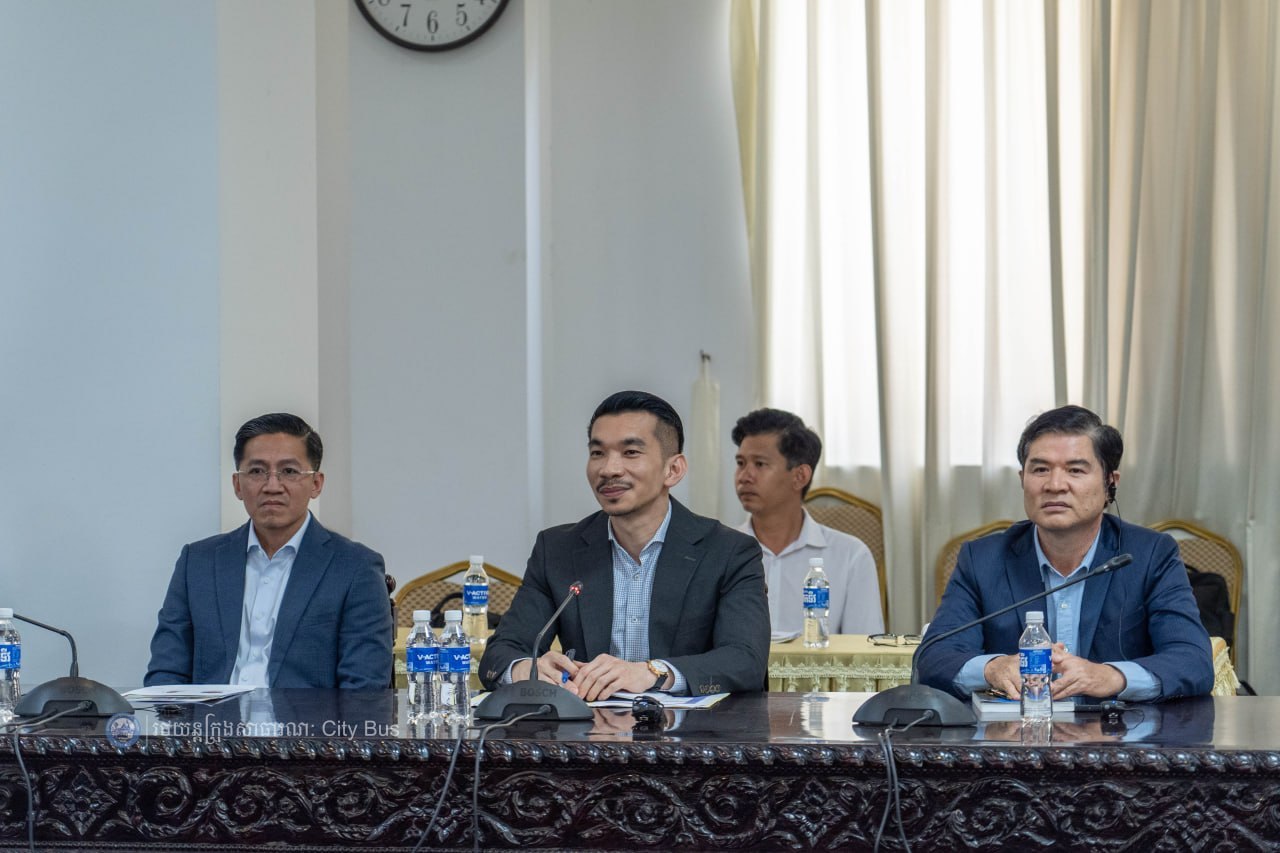 ពិធីចុះហត្ថលេខា លើឯកសារ​កិច្ច​សហប្រតិបត្តិការ​អនុវត្ត​គម្រោង​កែលម្អ​ប្រសិទ្ធភាព​សេវា​រថយន្ត​ក្រុង​សាធារណៈ​សម្រាប់​ខ្សែ​រត់​ទៅ​អាកាសយានដ្ឋាន​អន្តរជាតិ​តេជោ​ Airport Express Bus - image 7