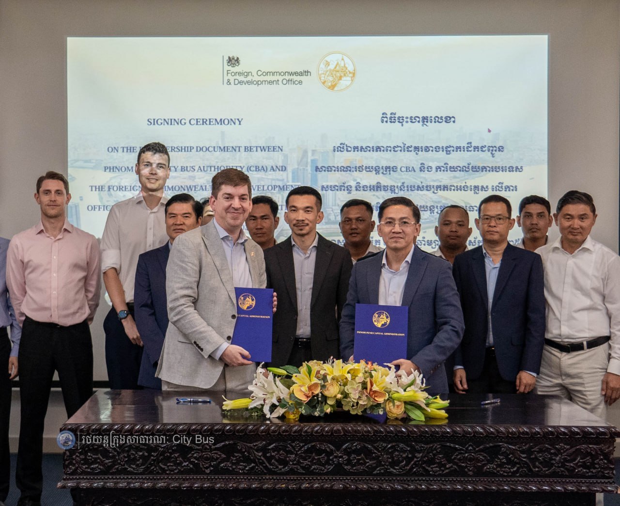 ពិធីចុះហត្ថលេខា លើឯកសារ​កិច្ច​សហប្រតិបត្តិការ​អនុវត្ត​គម្រោង​កែលម្អ​ប្រសិទ្ធភាព​សេវា​រថយន្ត​ក្រុង​សាធារណៈ​សម្រាប់​ខ្សែ​រត់​ទៅ​អាកាសយានដ្ឋាន​អន្តរជាតិ​តេជោ​ Airport Express Bus