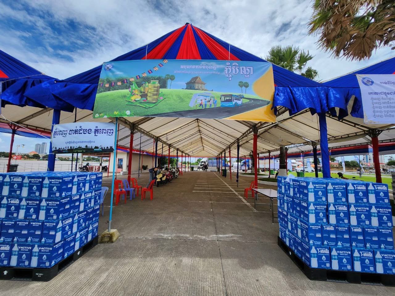 រថយន្ដក្រុងសាធារណ:របស់រដ្ឋបាលរាជធានីភ្នំពេញ បានរៀបចំរួចរាល់ហើយ "ជិះដោយមិនបង់ប្រាក់" ដើម្បីជួយសម្រួលដល់ការចំណាយជូនប្រជាពលរដ្ឋក្នុងការធ្វើដំណើរទៅលេងស្រុកកំណើត ជួបជុំបងប្អូនក្រុមគ្រួសារ ក្នុងឱកាសពិធីបុណ្យភ្ជុំបិណ្ឌ ប្រពៃណីជាតិខ្មែរ ដែលមានរយៈពេល ០៦ថ្ងៃ ចាប់ពីថ្ងៃទី២០ ដល់ថ្ងៃទី២៥ ខែកញ្ញា ឆ្នាំ២០២៥។
សូមប្រជាពលរដ្ឋទាំងអស់ សូមមកទទួលសេវារថយន្តក្រុងសាធារណៈ "ដោយជិះមិនបង់ប្រាក់" ។
សូមប្រជាពលរដ្ឋទាំងអស់ សូមមកទទួលសេវារថយន្តក្រុងសាធារណៈ
- ជិះដោយមិនបង់ប្រាក់
- ជិះមិនតម្រូវឱ្យមានការចុះឈ្មោះ
- ជិះមិនតម្រូវឱ្យមានការបង្ហាញអត្តសញ្ញាណប័ណ្ណ ឬ ឯកសារផ្សេងៗ

ដែលរៀបចំដោយរដ្ឋបាលរាជធានីភ្នំពេញ ដើម្បីធ្វើដំណើរទៅលេងស្រុកកំណើតជួបជុំ គ្រួសារ ក្នុងឱកាសពិធីបុណ្យភ្ជុំបិណ្ឌប្រពៃណីជាតិខ្មែរ សូម ធ្វើដំណើរប្រកបដោយសុវត្ថិភាព និងផាសុកភាព ។
ដើម្បីទទួលបានព័ត៌មាន អំពីទីតាំងចេញដំណើរ សូមអញ្ជើញចុចលើ Link ដែលបានជូនភ្ជាប់នៅខាងក្រោម
- [City Bus Website: https://citybus.phnompenh.gov.kh](https://citybus.phnompenh.gov.kh)
- [Heylink: https://heylink.me/PPCITYBUS/](https://heylink.me/PPCITYBUS/) - image 4