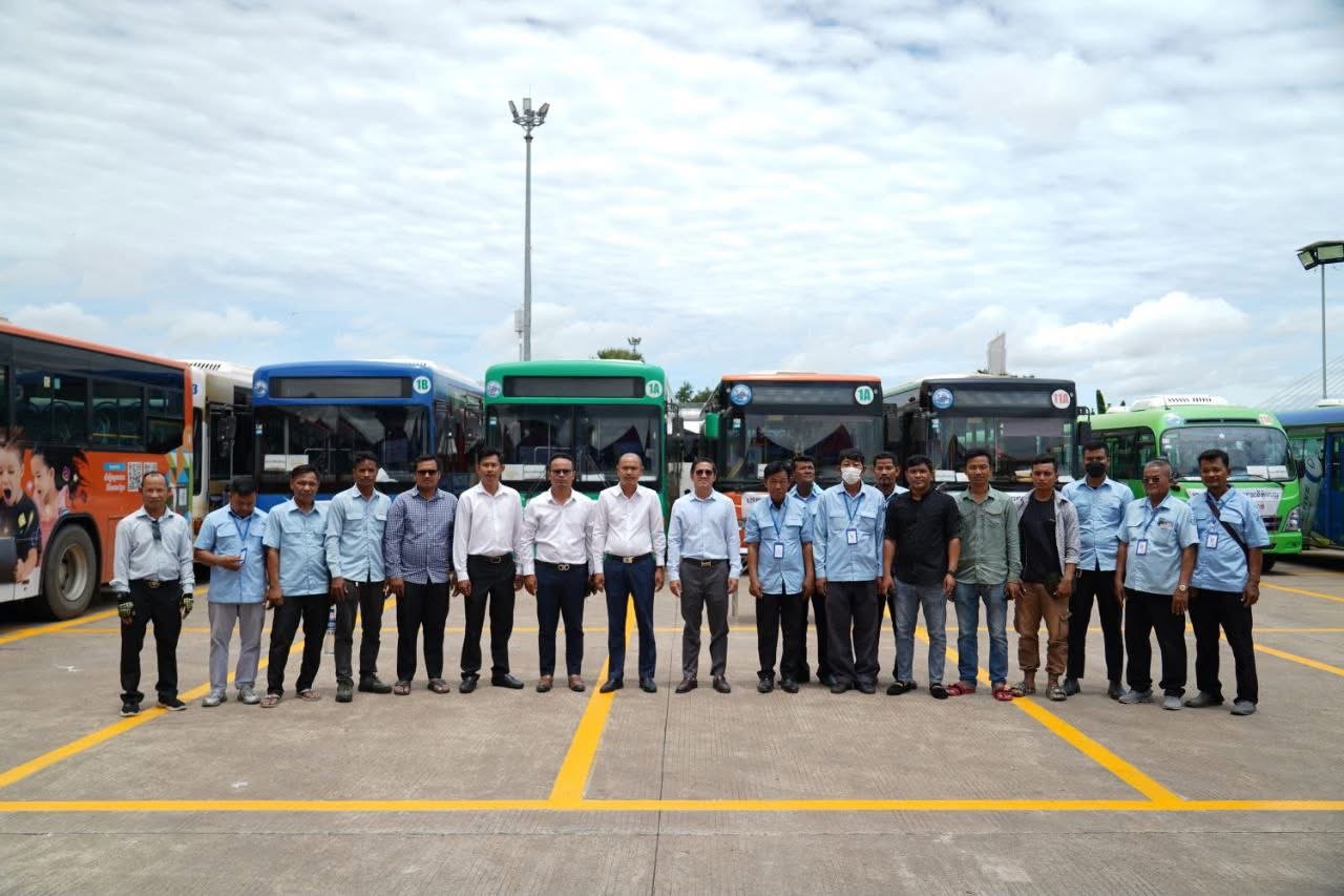 រថយន្ដក្រុងសាធារណ:របស់រដ្ឋបាលរាជធានីភ្នំពេញ បានរៀបចំរួចរាល់ហើយ "ជិះដោយមិនបង់ប្រាក់" ដើម្បីជួយសម្រួលដល់ការចំណាយជូនប្រជាពលរដ្ឋក្នុងការធ្វើដំណើរទៅលេងស្រុកកំណើត ជួបជុំបងប្អូនក្រុមគ្រួសារ ក្នុងឱកាសពិធីបុណ្យភ្ជុំបិណ្ឌ ប្រពៃណីជាតិខ្មែរ ដែលមានរយៈពេល ០៦ថ្ងៃ ចាប់ពីថ្ងៃទី២០ ដល់ថ្ងៃទី២៥ ខែកញ្ញា ឆ្នាំ២០២៥។
សូមប្រជាពលរដ្ឋទាំងអស់ សូមមកទទួលសេវារថយន្តក្រុងសាធារណៈ "ដោយជិះមិនបង់ប្រាក់" ។
សូមប្រជាពលរដ្ឋទាំងអស់ សូមមកទទួលសេវារថយន្តក្រុងសាធារណៈ
- ជិះដោយមិនបង់ប្រាក់
- ជិះមិនតម្រូវឱ្យមានការចុះឈ្មោះ
- ជិះមិនតម្រូវឱ្យមានការបង្ហាញអត្តសញ្ញាណប័ណ្ណ ឬ ឯកសារផ្សេងៗ

ដែលរៀបចំដោយរដ្ឋបាលរាជធានីភ្នំពេញ ដើម្បីធ្វើដំណើរទៅលេងស្រុកកំណើតជួបជុំ គ្រួសារ ក្នុងឱកាសពិធីបុណ្យភ្ជុំបិណ្ឌប្រពៃណីជាតិខ្មែរ សូម ធ្វើដំណើរប្រកបដោយសុវត្ថិភាព និងផាសុកភាព ។
ដើម្បីទទួលបានព័ត៌មាន អំពីទីតាំងចេញដំណើរ សូមអញ្ជើញចុចលើ Link ដែលបានជូនភ្ជាប់នៅខាងក្រោម
- [City Bus Website: https://citybus.phnompenh.gov.kh](https://citybus.phnompenh.gov.kh)
- [Heylink: https://heylink.me/PPCITYBUS/](https://heylink.me/PPCITYBUS/)