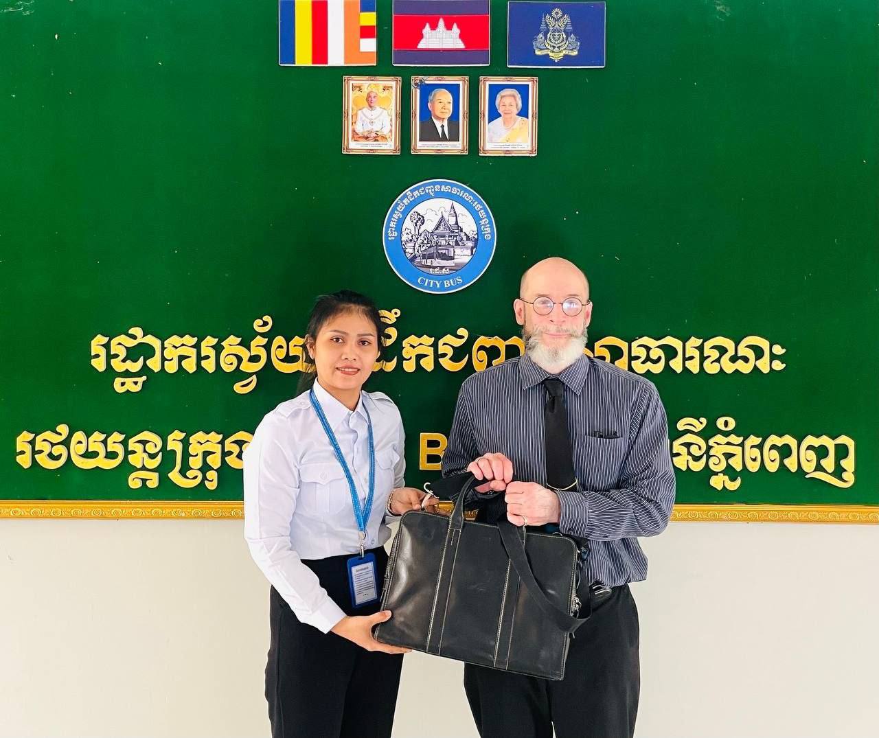 រដ្ឋាករស្វយ័តដឹកជញ្ជូនសាធារណៈរថយន្តក្រុង (City Bus) បានប្រគល់ កាបូប (ដែលមានសម្ភារដូចក្នុងរូបភាព)  ដែលអ្នកដំណើរជនជាតិបរទេស បានភ្លេច នៅលើរថយន្តក្រុងខ្សែរត់ទៅអាកាសយានដ្ឋានអន្តរជាតិតេជោ- Airport Express Bus កាលពីថ្ងៃទី៧ ខែមេសា  ឆ្នាំ២០២៦ និងបានប្រគល់ជូនម្ចាស់ដើមវិញនៅថ្ងៃទី២៧ ខែកក្កដា ឆ្នាំ២០២៦ ។
