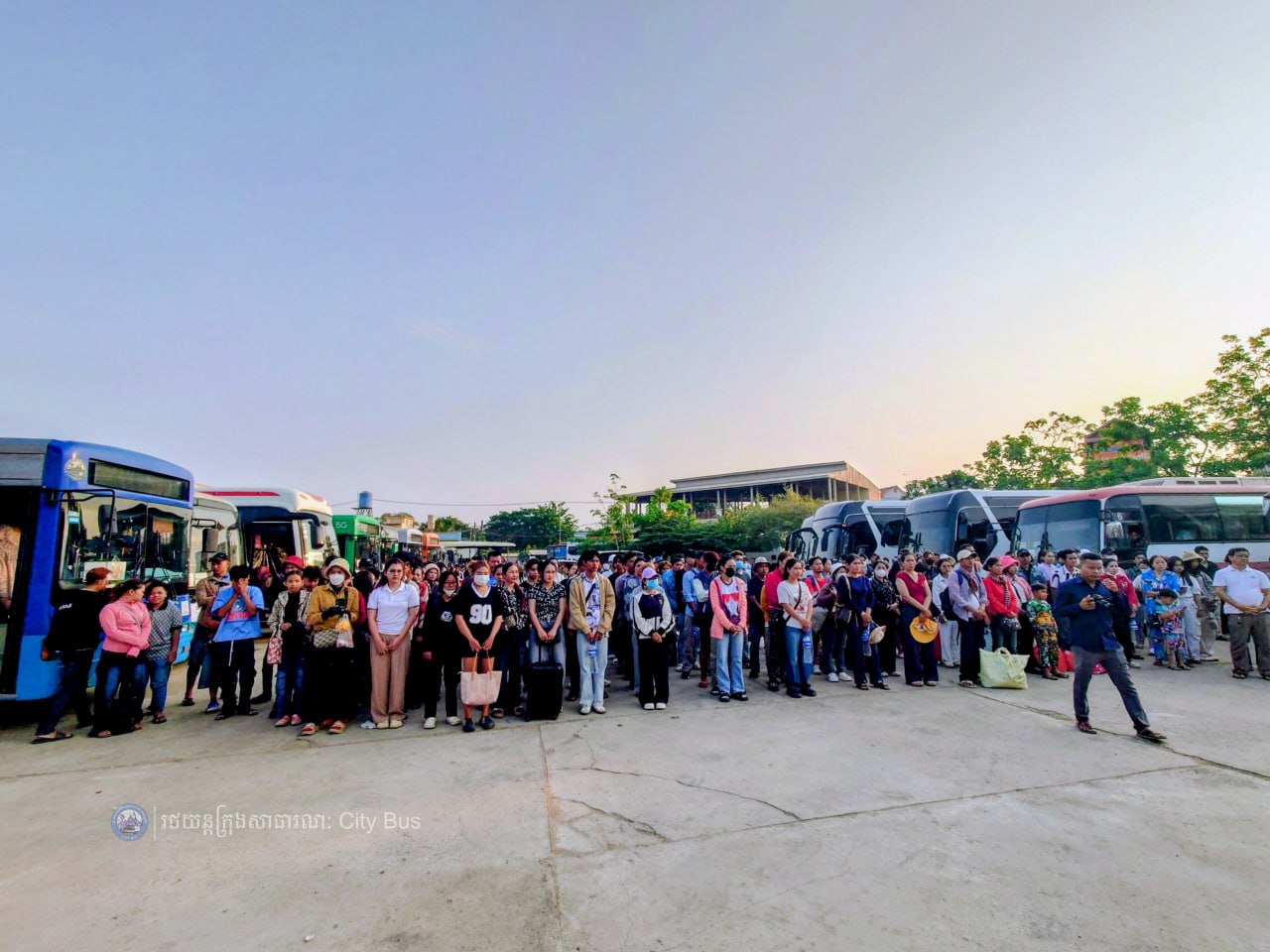 ទិដ្ឋភាព និងសកម្មភាពបងប្អូនប្រជាពលរដ្ឋច្រើនកុះករ បានកំពុងមកទទួលសេវារថយន្តក្រុងសាធារណ: " ជិះដោយមិនបង់ប្រាក់ "របស់រដ្ឋបាលរាជធានីភ្នំពេញទាំងពីព្រឹកព្រលឹម ពីបណ្តាខេត្តមករាជធានីភ្នំពេញវិញ