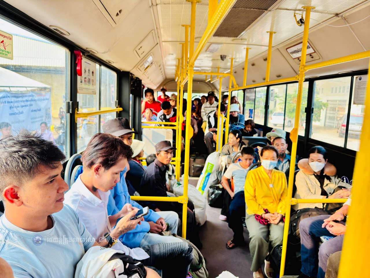 ទិដ្ឋភាព និងសកម្មភាពបងប្អូនប្រជាពលរដ្ឋច្រើនកុះករ បានកំពុងមកទទួលសេវារថយន្តក្រុងសាធារណ: " ជិះដោយមិនបង់ប្រាក់ "របស់រដ្ឋបាលរាជធានីភ្នំពេញទាំងពីព្រឹកព្រលឹម ពីបណ្តាខេត្តមករាជធានីភ្នំពេញវិញ - image 2