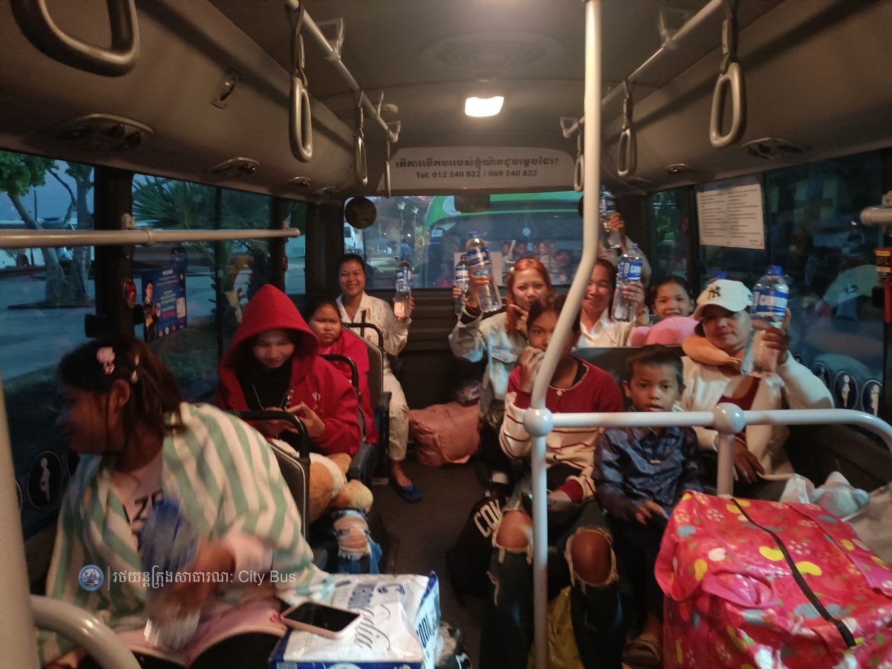 ទិដ្ឋភាព និងសកម្មភាពបងប្អូនប្រជាពលរដ្ឋច្រើនកុះករ បានកំពុងមកទទួលសេវារថយន្តក្រុងសាធារណ: " ជិះដោយមិនបង់ប្រាក់ "របស់រដ្ឋបាលរាជធានីភ្នំពេញទាំងពីព្រឹកព្រលឹម ពីបណ្តាខេត្តមករាជធានីភ្នំពេញវិញ - image 3