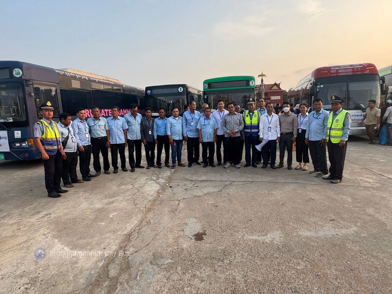 ទិដ្ឋភាព និងសកម្មភាពបងប្អូនប្រជាពលរដ្ឋច្រើនកុះករ បានកំពុងមកទទួលសេវារថយន្តក្រុងសាធារណ: " ជិះដោយមិនបង់ប្រាក់ "របស់រដ្ឋបាលរាជធានីភ្នំពេញទាំងពីព្រឹកព្រលឹម ពីបណ្តាខេត្តមករាជធានីភ្នំពេញវិញ - image 4