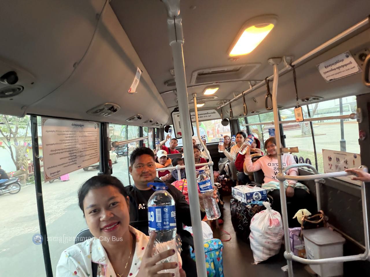 ទិដ្ឋភាព និងសកម្មភាពបងប្អូនប្រជាពលរដ្ឋច្រើនកុះករ បានកំពុងមកទទួលសេវារថយន្តក្រុងសាធារណ: " ជិះដោយមិនបង់ប្រាក់ "របស់រដ្ឋបាលរាជធានីភ្នំពេញទាំងពីព្រឹកព្រលឹម ពីបណ្តាខេត្តមករាជធានីភ្នំពេញវិញ - image 6