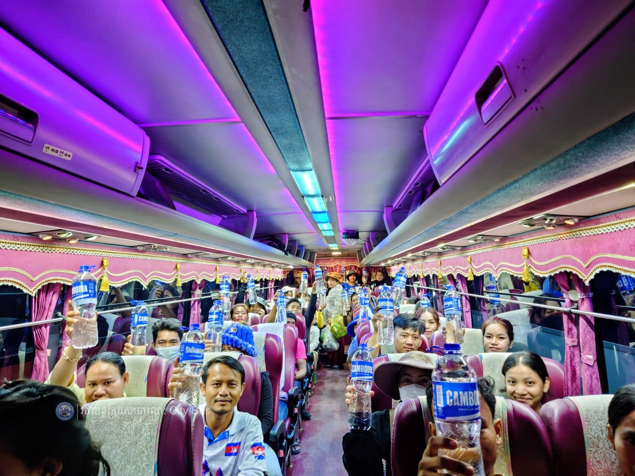 ទិដ្ឋភាព និងសកម្មភាពបងប្អូនប្រជាពលរដ្ឋច្រើនកុះករ បានកំពុងមកទទួលសេវារថយន្តក្រុងសាធារណ: " ជិះដោយមិនបង់ប្រាក់ "របស់រដ្ឋបាលរាជធានីភ្នំពេញទាំងពីព្រឹកព្រលឹម ពីបណ្តាខេត្តមករាជធានីភ្នំពេញវិញ - image 7