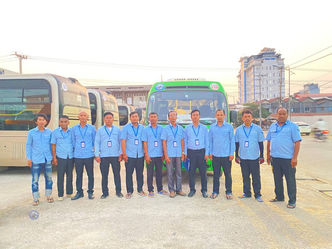 ទិដ្ឋភាព និងសកម្មភាពបងប្អូនប្រជាពលរដ្ឋច្រើនកុះករ បានកំពុងមកទទួលសេវារថយន្តក្រុងសាធារណ: " ជិះដោយមិនបង់ប្រាក់ "របស់រដ្ឋបាលរាជធានីភ្នំពេញទាំងពីព្រឹកព្រលឹម ពីបណ្តាខេត្តមករាជធានីភ្នំពេញវិញ - image 8