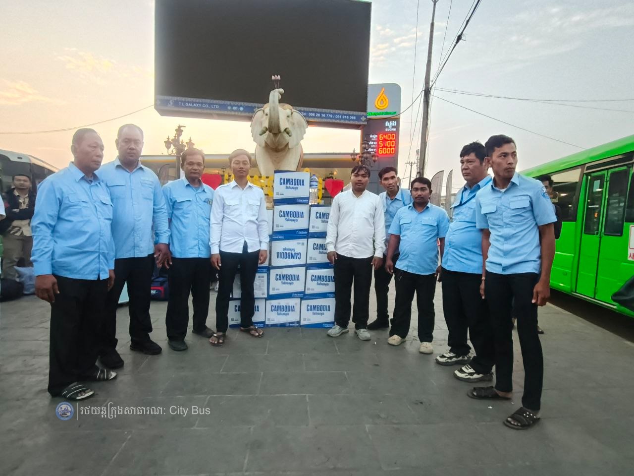 ទិដ្ឋភាព និងសកម្មភាពបងប្អូនប្រជាពលរដ្ឋច្រើនកុះករ បានកំពុងមកទទួលសេវារថយន្តក្រុងសាធារណ: " ជិះដោយមិនបង់ប្រាក់ "របស់រដ្ឋបាលរាជធានីភ្នំពេញទាំងពីព្រឹកព្រលឹម ពីបណ្តាខេត្តមករាជធានីភ្នំពេញវិញ - image 9