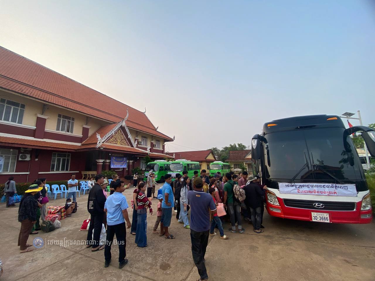 ទិដ្ឋភាព និងសកម្មភាពបងប្អូនប្រជាពលរដ្ឋច្រើនកុះករ បានកំពុងមកទទួលសេវារថយន្តក្រុងសាធារណ: " ជិះដោយមិនបង់ប្រាក់ "របស់រដ្ឋបាលរាជធានីភ្នំពេញទាំងពីព្រឹកព្រលឹម ពីបណ្តាខេត្តមករាជធានីភ្នំពេញវិញ - image 10