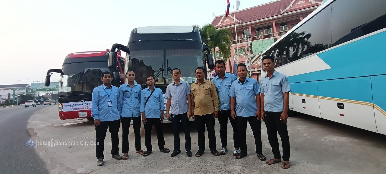 ទិដ្ឋភាព និងសកម្មភាពបងប្អូនប្រជាពលរដ្ឋច្រើនកុះករ បានកំពុងមកទទួលសេវារថយន្តក្រុងសាធារណ: " ជិះដោយមិនបង់ប្រាក់ "របស់រដ្ឋបាលរាជធានីភ្នំពេញទាំងពីព្រឹកព្រលឹម ពីបណ្តាខេត្តមករាជធានីភ្នំពេញវិញ - image 11