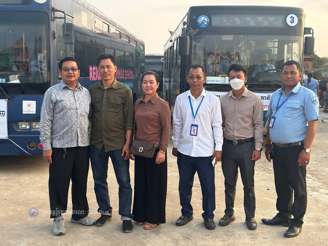 ទិដ្ឋភាព និងសកម្មភាពបងប្អូនប្រជាពលរដ្ឋច្រើនកុះករ បានកំពុងមកទទួលសេវារថយន្តក្រុងសាធារណ: " ជិះដោយមិនបង់ប្រាក់ "របស់រដ្ឋបាលរាជធានីភ្នំពេញទាំងពីព្រឹកព្រលឹម ពីបណ្តាខេត្តមករាជធានីភ្នំពេញវិញ - image 12