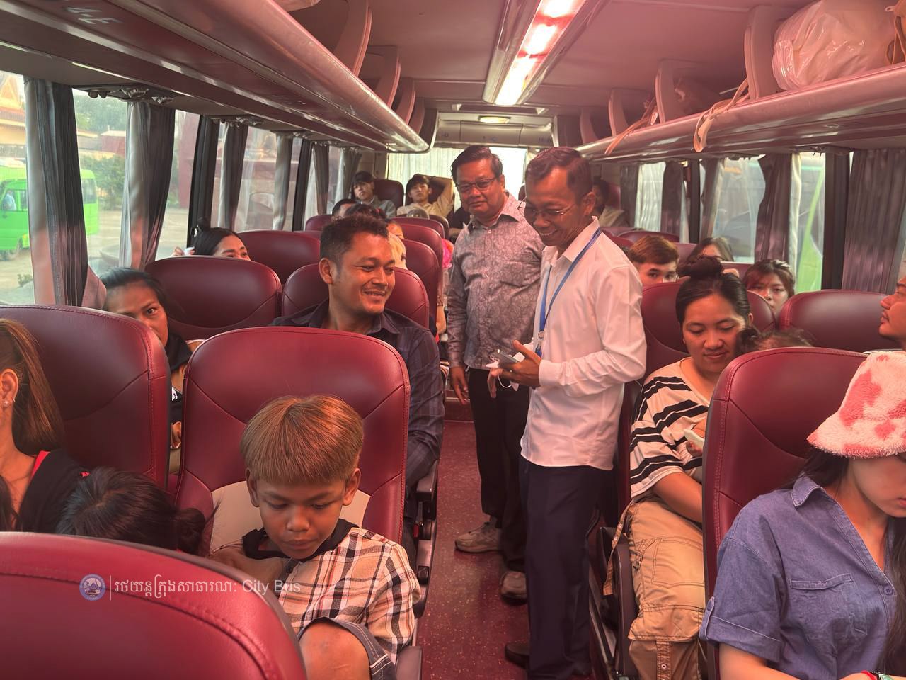 ទិដ្ឋភាព និងសកម្មភាពបងប្អូនប្រជាពលរដ្ឋច្រើនកុះករ បានកំពុងមកទទួលសេវារថយន្តក្រុងសាធារណ: " ជិះដោយមិនបង់ប្រាក់ "របស់រដ្ឋបាលរាជធានីភ្នំពេញទាំងពីព្រឹកព្រលឹម ពីបណ្តាខេត្តមករាជធានីភ្នំពេញវិញ - image 13