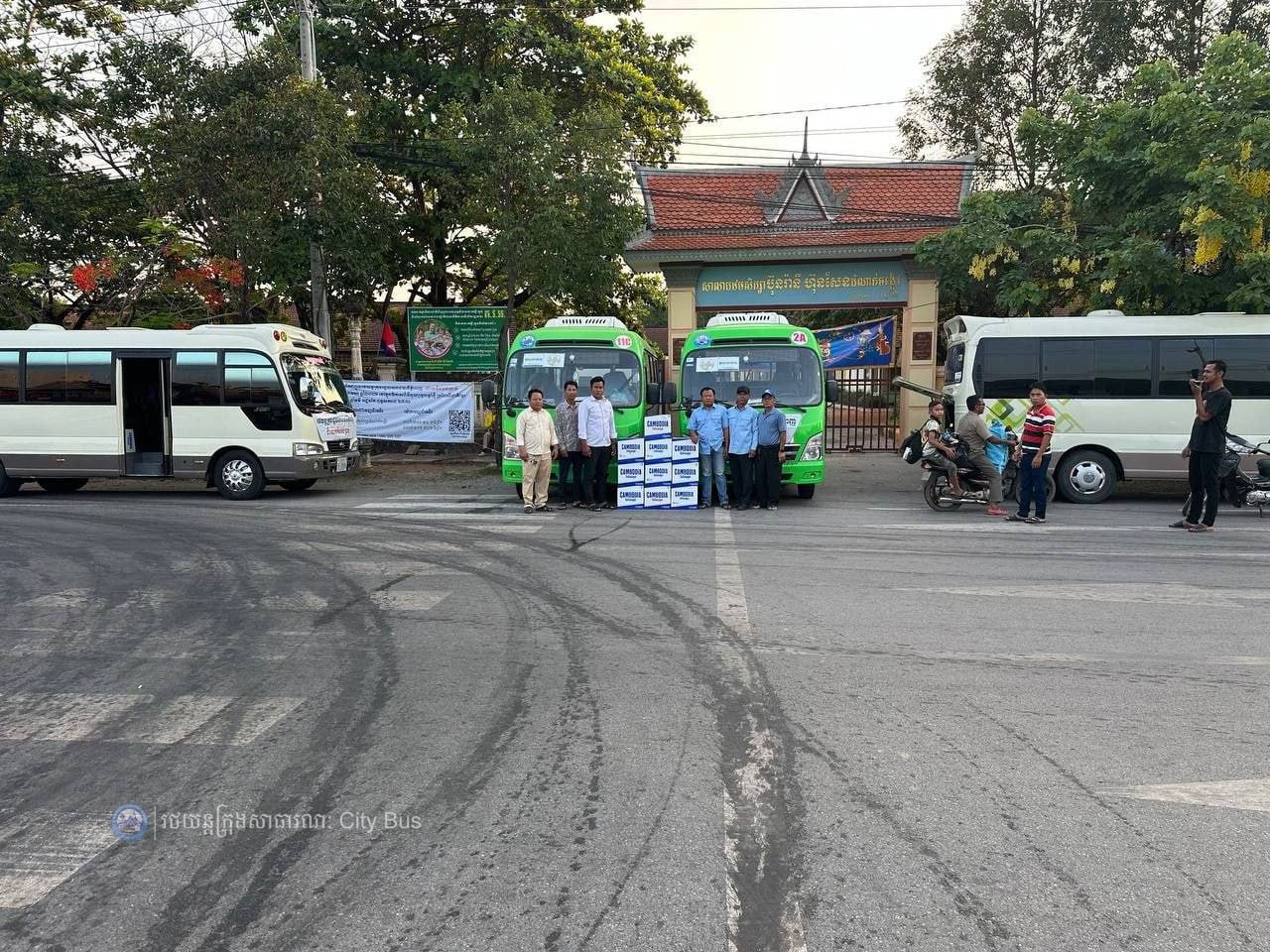 ទិដ្ឋភាព និងសកម្មភាពបងប្អូនប្រជាពលរដ្ឋច្រើនកុះករ បានកំពុងមកទទួលសេវារថយន្តក្រុងសាធារណ: " ជិះដោយមិនបង់ប្រាក់ "របស់រដ្ឋបាលរាជធានីភ្នំពេញទាំងពីព្រឹកព្រលឹម ពីបណ្តាខេត្តមករាជធានីភ្នំពេញវិញ - image 14