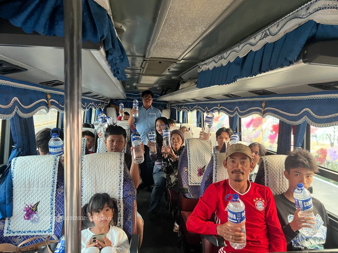 ទិដ្ឋភាព និងសកម្មភាពបងប្អូនប្រជាពលរដ្ឋច្រើនកុះករ បានកំពុងមកទទួលសេវារថយន្តក្រុងសាធារណ: " ជិះដោយមិនបង់ប្រាក់ "របស់រដ្ឋបាលរាជធានីភ្នំពេញទាំងពីព្រឹកព្រលឹម ពីបណ្តាខេត្តមករាជធានីភ្នំពេញវិញ - image 15