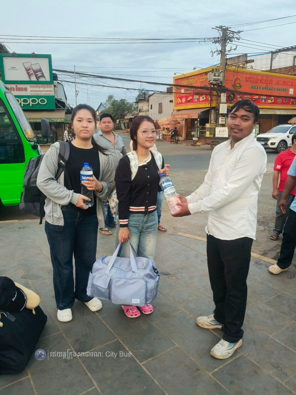 ទិដ្ឋភាព និងសកម្មភាពបងប្អូនប្រជាពលរដ្ឋច្រើនកុះករ បានកំពុងមកទទួលសេវារថយន្តក្រុងសាធារណ: " ជិះដោយមិនបង់ប្រាក់ "របស់រដ្ឋបាលរាជធានីភ្នំពេញទាំងពីព្រឹកព្រលឹម ពីបណ្តាខេត្តមករាជធានីភ្នំពេញវិញ - image 16