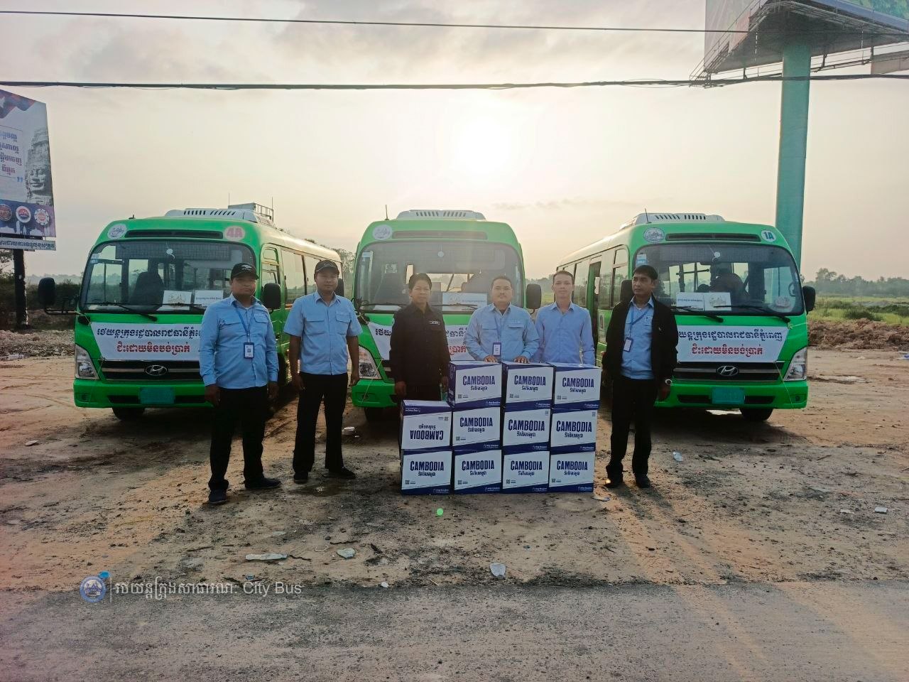 ទិដ្ឋភាព និងសកម្មភាពបងប្អូនប្រជាពលរដ្ឋច្រើនកុះករ បានកំពុងមកទទួលសេវារថយន្តក្រុងសាធារណ: " ជិះដោយមិនបង់ប្រាក់ "របស់រដ្ឋបាលរាជធានីភ្នំពេញទាំងពីព្រឹកព្រលឹម ពីបណ្តាខេត្តមករាជធានីភ្នំពេញវិញ - image 17