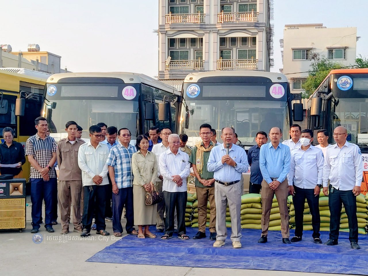ទិដ្ឋភាព និងសកម្មភាពបងប្អូនប្រជាពលរដ្ឋច្រើនកុះករ បានកំពុងមកទទួលសេវារថយន្តក្រុងសាធារណ: " ជិះដោយមិនបង់ប្រាក់ "របស់រដ្ឋបាលរាជធានីភ្នំពេញទាំងពីព្រឹកព្រលឹម ពីបណ្តាខេត្តមករាជធានីភ្នំពេញវិញ - image 18