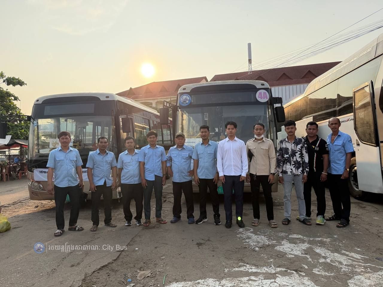 ទិដ្ឋភាព និងសកម្មភាពបងប្អូនប្រជាពលរដ្ឋច្រើនកុះករ បានកំពុងមកទទួលសេវារថយន្តក្រុងសាធារណ: " ជិះដោយមិនបង់ប្រាក់ "របស់រដ្ឋបាលរាជធានីភ្នំពេញទាំងពីព្រឹកព្រលឹម ពីបណ្តាខេត្តមករាជធានីភ្នំពេញវិញ - image 19