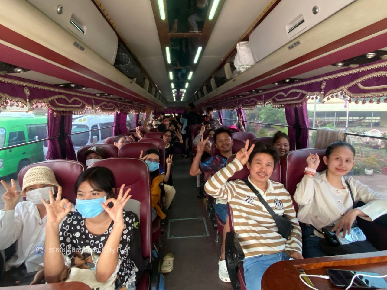 ទិដ្ឋភាព និងសកម្មភាពបងប្អូនប្រជាពលរដ្ឋច្រើនកុះករ បានកំពុងមកទទួលសេវារថយន្តក្រុងសាធារណ: " ជិះដោយមិនបង់ប្រាក់ "របស់រដ្ឋបាលរាជធានីភ្នំពេញទាំងពីព្រឹកព្រលឹម ពីបណ្តាខេត្តមករាជធានីភ្នំពេញវិញ - image 20