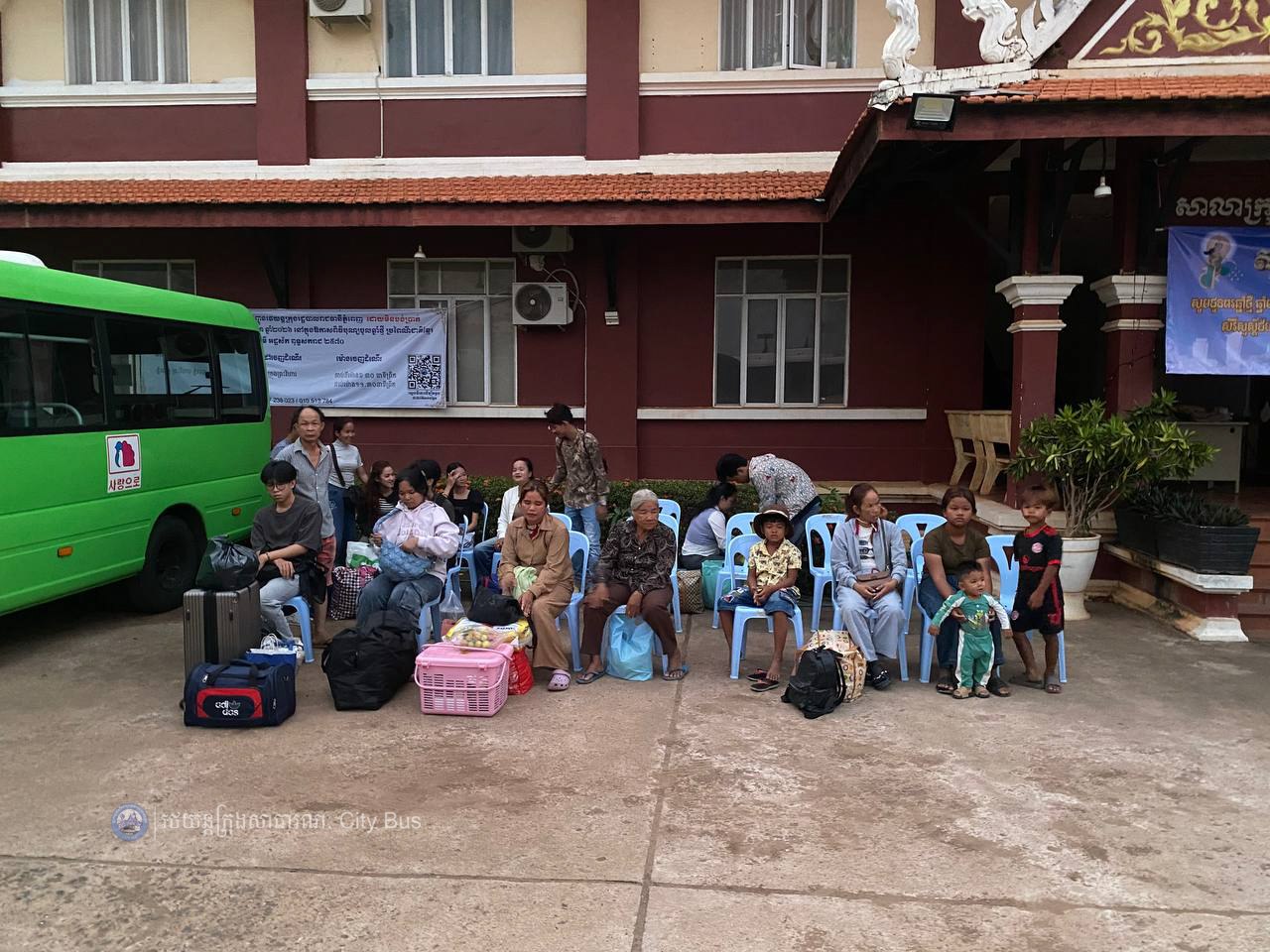 ទិដ្ឋភាព និងសកម្មភាពបងប្អូនប្រជាពលរដ្ឋច្រើនកុះករ បានកំពុងមកទទួលសេវារថយន្តក្រុងសាធារណ: " ជិះដោយមិនបង់ប្រាក់ "របស់រដ្ឋបាលរាជធានីភ្នំពេញទាំងពីព្រឹកព្រលឹម ពីបណ្តាខេត្តមករាជធានីភ្នំពេញវិញ - image 21