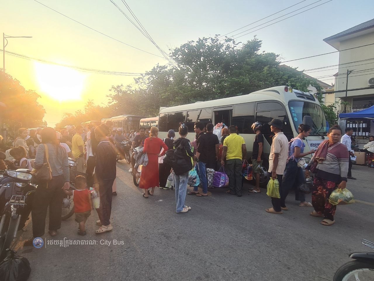 ទិដ្ឋភាព និងសកម្មភាពបងប្អូនប្រជាពលរដ្ឋច្រើនកុះករ បានកំពុងមកទទួលសេវារថយន្តក្រុងសាធារណ: " ជិះដោយមិនបង់ប្រាក់ "របស់រដ្ឋបាលរាជធានីភ្នំពេញទាំងពីព្រឹកព្រលឹម ពីបណ្តាខេត្តមករាជធានីភ្នំពេញវិញ - image 22