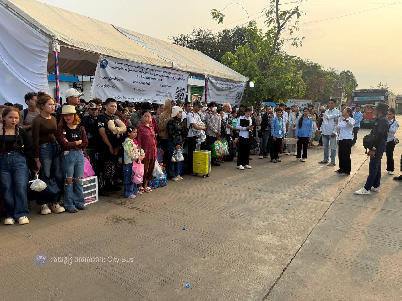 ទិដ្ឋភាព និងសកម្មភាពបងប្អូនប្រជាពលរដ្ឋច្រើនកុះករ បានកំពុងមកទទួលសេវារថយន្តក្រុងសាធារណ: " ជិះដោយមិនបង់ប្រាក់ "របស់រដ្ឋបាលរាជធានីភ្នំពេញទាំងពីព្រឹកព្រលឹម ពីបណ្តាខេត្តមករាជធានីភ្នំពេញវិញ - image 23