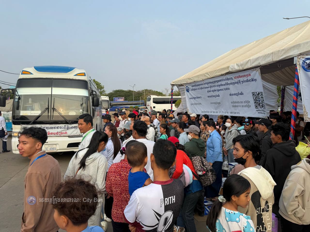 ទិដ្ឋភាព និងសកម្មភាពបងប្អូនប្រជាពលរដ្ឋច្រើនកុះករ បានកំពុងមកទទួលសេវារថយន្តក្រុងសាធារណ: " ជិះដោយមិនបង់ប្រាក់ "របស់រដ្ឋបាលរាជធានីភ្នំពេញទាំងពីព្រឹកព្រលឹម ពីបណ្តាខេត្តមករាជធានីភ្នំពេញវិញ - image 24