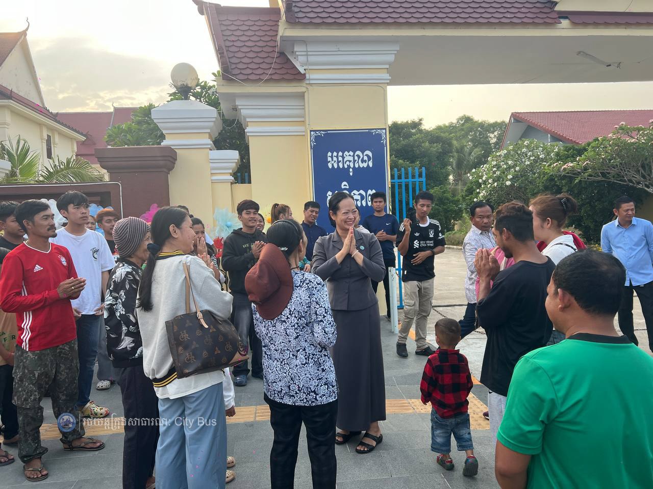 ទិដ្ឋភាព និងសកម្មភាពបងប្អូនប្រជាពលរដ្ឋច្រើនកុះករ បានកំពុងមកទទួលសេវារថយន្តក្រុងសាធារណ: " ជិះដោយមិនបង់ប្រាក់ "របស់រដ្ឋបាលរាជធានីភ្នំពេញទាំងពីព្រឹកព្រលឹម ពីបណ្តាខេត្តមករាជធានីភ្នំពេញវិញ - image 25