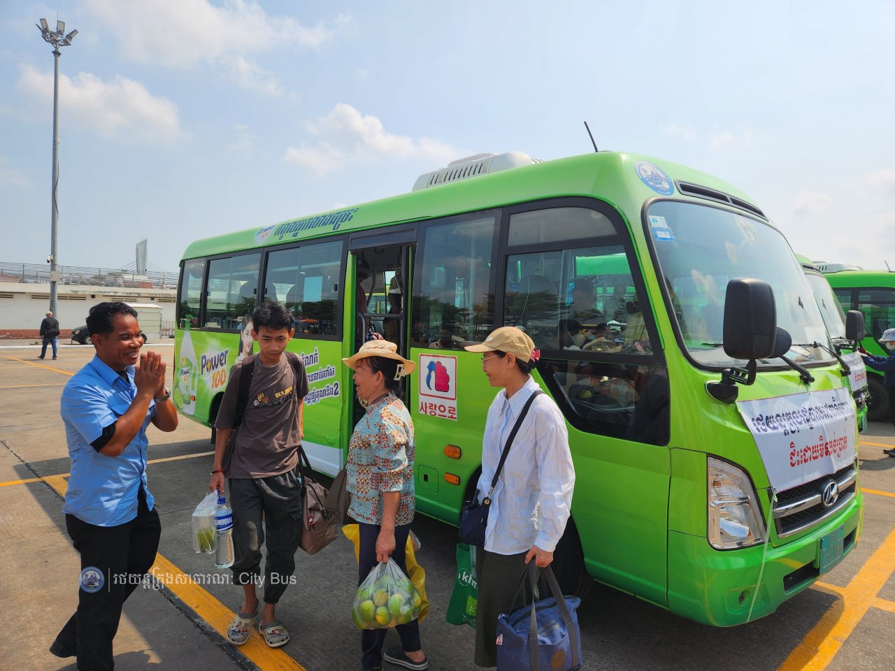 ទិដ្ឋភាព និងសកម្មភាពបងប្អូនប្រជាពលរដ្ឋច្រើនកុះករ បានកំពុងមកទទួលសេវារថយន្តក្រុងសាធារណ: " ជិះដោយមិនបង់ប្រាក់ "របស់រដ្ឋបាលរាជធានីភ្នំពេញក្រោយពីជួបជុំបងប្អូនគ្រួសារ ក្នុងឱកាសអបអរសាទរពិធីបុណ្យចូលឆ្នាំថ្មីប្រពៃណីជាតិខ្មែររួច 
