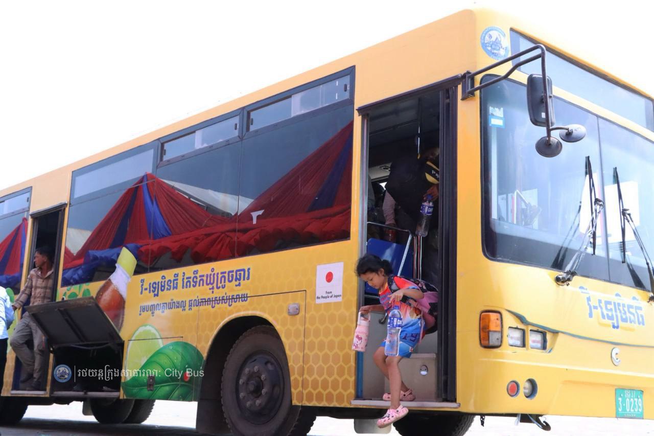 ទិដ្ឋភាព និងសកម្មភាពបងប្អូនប្រជាពលរដ្ឋច្រើនកុះករ បានកំពុងមកទទួលសេវារថយន្តក្រុងសាធារណ: " ជិះដោយមិនបង់ប្រាក់ "របស់រដ្ឋបាលរាជធានីភ្នំពេញក្រោយពីជួបជុំបងប្អូនគ្រួសារ ក្នុងឱកាសអបអរសាទរពិធីបុណ្យចូលឆ្នាំថ្មីប្រពៃណីជាតិខ្មែររួច  - image 2