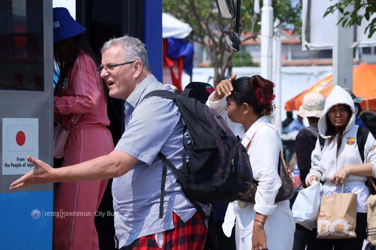 ទិដ្ឋភាព និងសកម្មភាពបងប្អូនប្រជាពលរដ្ឋច្រើនកុះករ បានកំពុងមកទទួលសេវារថយន្តក្រុងសាធារណ: " ជិះដោយមិនបង់ប្រាក់ "របស់រដ្ឋបាលរាជធានីភ្នំពេញក្រោយពីជួបជុំបងប្អូនគ្រួសារ ក្នុងឱកាសអបអរសាទរពិធីបុណ្យចូលឆ្នាំថ្មីប្រពៃណីជាតិខ្មែររួច  - image 3