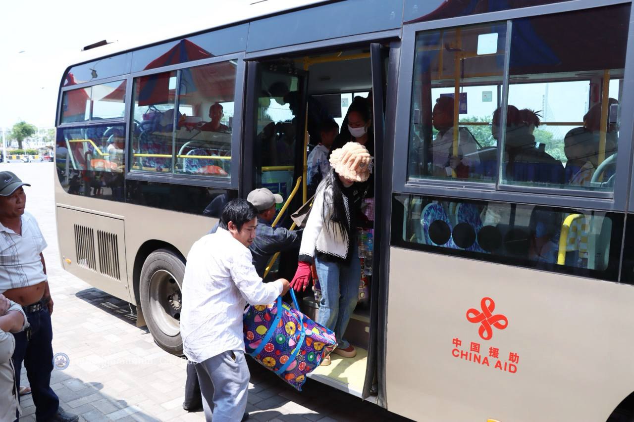 ទិដ្ឋភាព និងសកម្មភាពបងប្អូនប្រជាពលរដ្ឋច្រើនកុះករ បានកំពុងមកទទួលសេវារថយន្តក្រុងសាធារណ: " ជិះដោយមិនបង់ប្រាក់ "របស់រដ្ឋបាលរាជធានីភ្នំពេញក្រោយពីជួបជុំបងប្អូនគ្រួសារ ក្នុងឱកាសអបអរសាទរពិធីបុណ្យចូលឆ្នាំថ្មីប្រពៃណីជាតិខ្មែររួច  - image 4